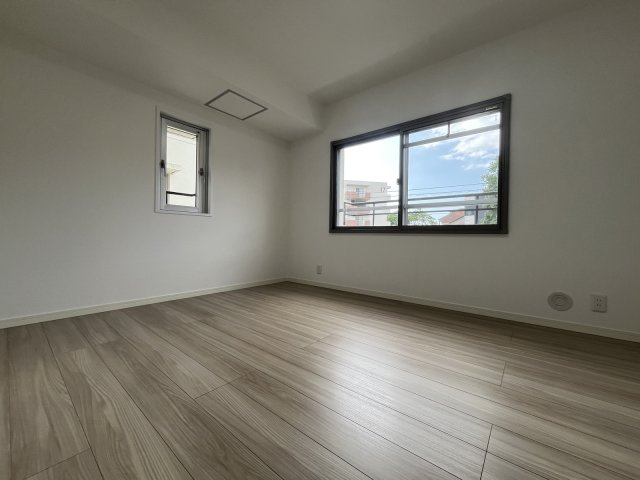 十郎川サンハイツ15号棟の洋室|全居室フローリング＆収納付き♪
「収納の余裕は心の余裕」というお家探しの格言もあるんですよ！
