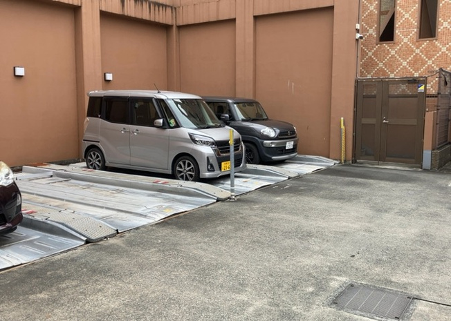 【駐車場】 | グリーンティエラ星が丘 | 敷地内に駐車場が設置されており、月額５，０００円でご利用可能です。お車をお持ちの方やマイカーでの通勤・休日のお出かけを検討されているご家族にも便利な設備です。最新の空き状況はお問合せ下さい。