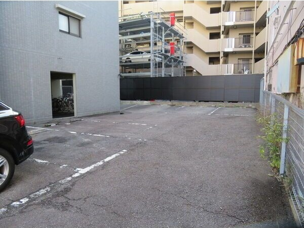 グランベール安田通の駐車場