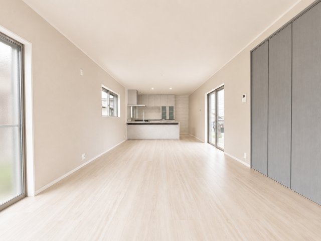 泉南市信達大苗代新築戸建のキッチン|約20帖のリビングです