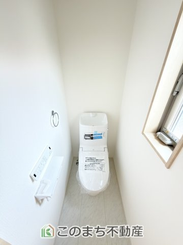 いろどりアイタウン矢板市鹿島町のトイレ|小窓から換気ができて清潔なトイレスペース☆