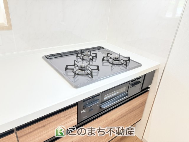 いろどりアイタウン矢板市鹿島町のキッチン|三ツ口コンロ採用で、同時調理もスムーズ◎！お料理を並べられるカウンター付きで、配膳・片付けをサポート！リビングで過ごすご家族とコミュニケーションを楽しみながら作業可能です♪