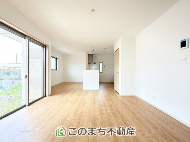 いろどりアイタウン矢板市鹿島町の居間・リビング|開放感のある広々としたリビング☆家族みんなでゆったりくつろげます♪
南側から暖かな日差しが差し込みます♪キッチンからリビングの様子がよく見渡せます☆