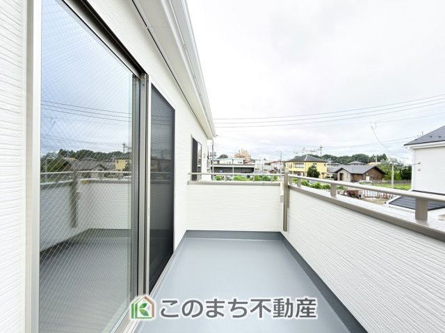 いろどりアイタウン矢板市鹿島町のバルコニー|南向きの大型バルコニーは陽当り良好で、たっぷりのお洗濯物もよく乾きます！
さらにインナーバルコニーなので雨の日でも安心してお出かけできますね♪