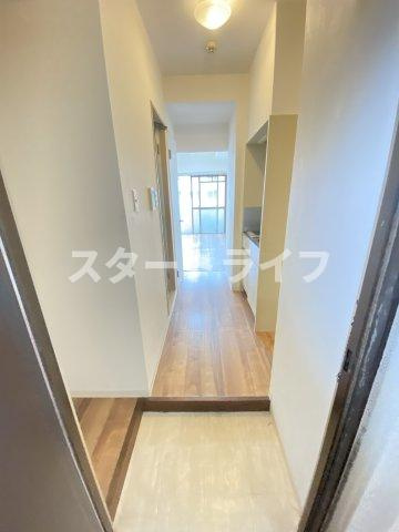 大阪市淀川区西中島４丁目の賃貸マンションの玄関