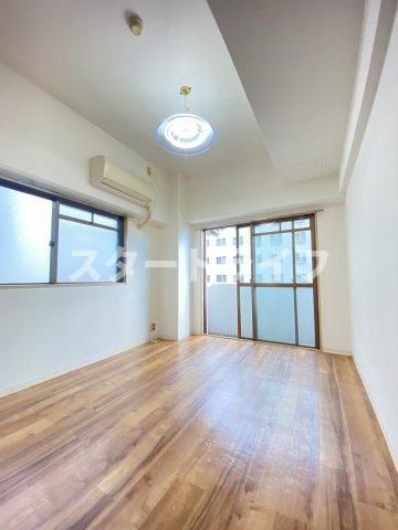 大阪市淀川区西中島４丁目の賃貸マンションの居間・リビング
