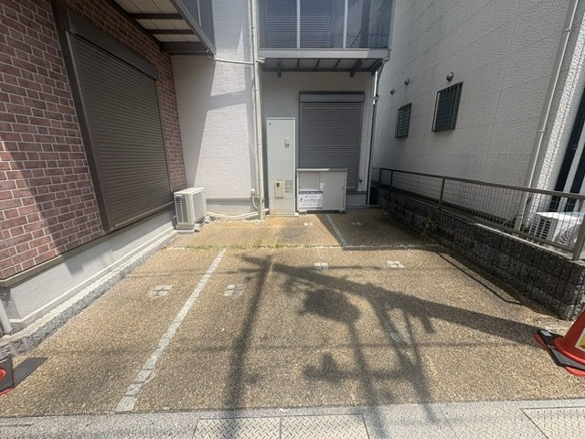 八幡市八幡盛戸　戸建ての駐車場