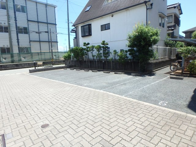 【駐車場】 | 西宮エバーグリーン | 駐車場があるので、車を買う予定の方も安心です