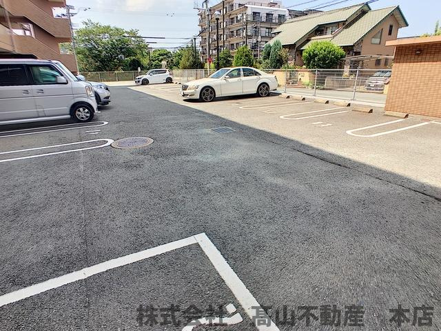 宗像市自由ヶ丘２丁目の賃貸マンションの駐車場