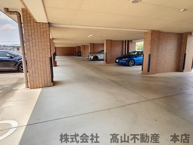 宗像市自由ヶ丘２丁目の賃貸マンションの駐車場
