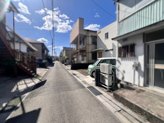 「太陽光発電＋蓄電池搭載」高知市竹島町　中古一戸建ての前面道路含む現地写真|落ち着いた閑静な住宅街。