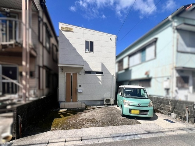 「太陽光発電＋蓄電池搭載」高知市竹島町　中古一戸建ての外観|スタイリッシュな外観。