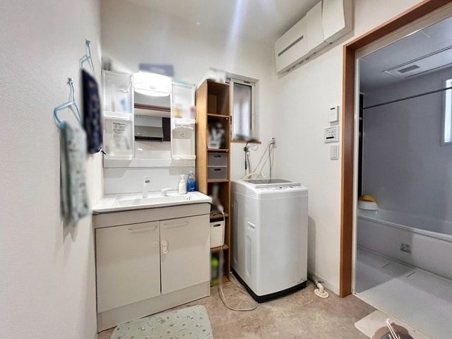 「太陽光発電＋蓄電池搭載」高知市竹島町　中古一戸建ての独立洗面台|機能的な洗面室・洗濯機置場。