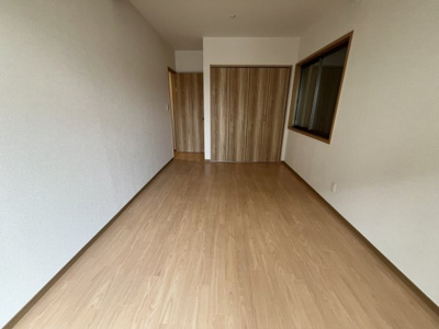 【洋室】 | 星和台７丁目　中古戸建 | 大きな収納があるのでお部屋が広くお使いいただけます。