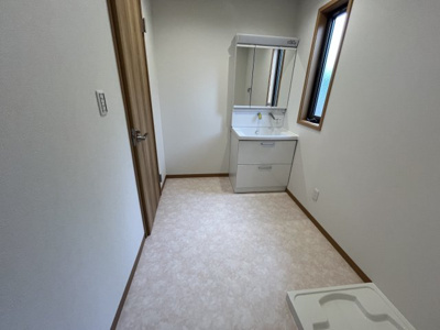 【洗面所】 | 星和台７丁目　中古戸建 | 床も貼替しており、清潔感があります。