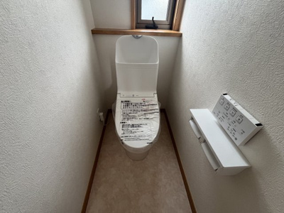 【トイレ】 | 星和台７丁目　中古戸建 | 2階　トイレ　こちらも新調しております。窓があるので換気もできます。
