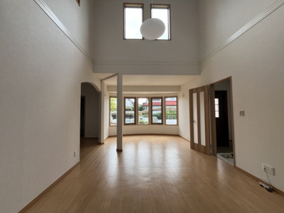 【居間・リビング】 | 星和台７丁目　中古戸建 | 吹抜けになっているので明るく開放感がございます。