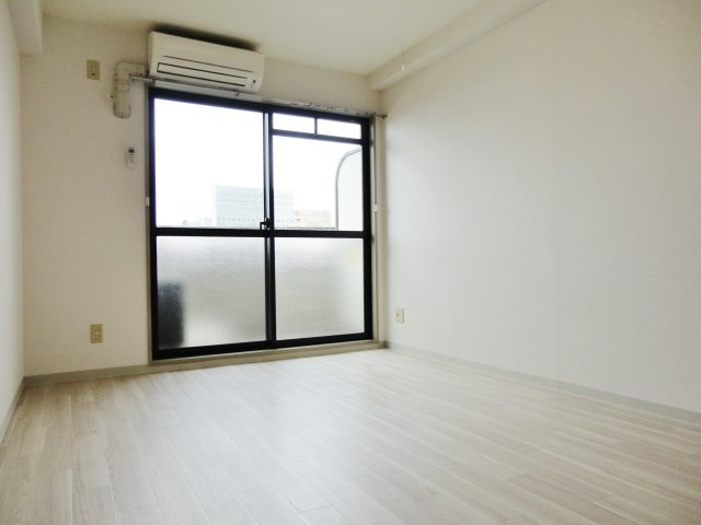 YKハイツ相生町の洋室
