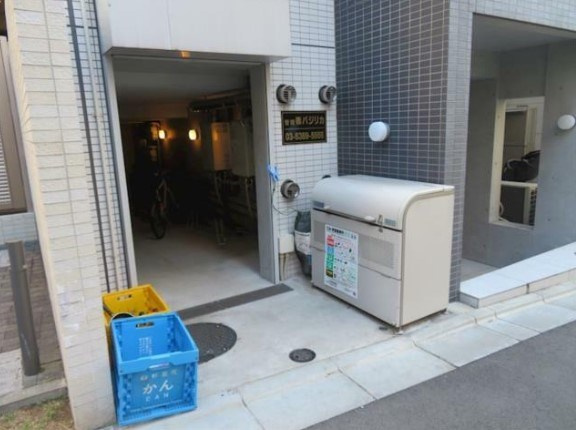 ドミールK西荻南のエントランス