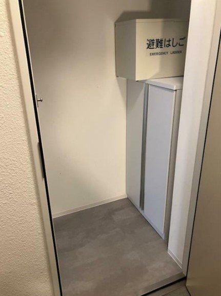 ドミールK西荻南の玄関