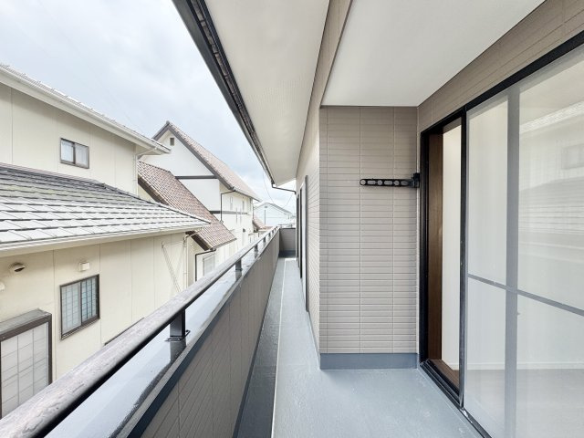 磐田市 西貝塚のバルコニー|長いバルコニーで晴れた日は、沢山のお洗濯もや家族分のおj布団が干せ気持ちが良いですね☆