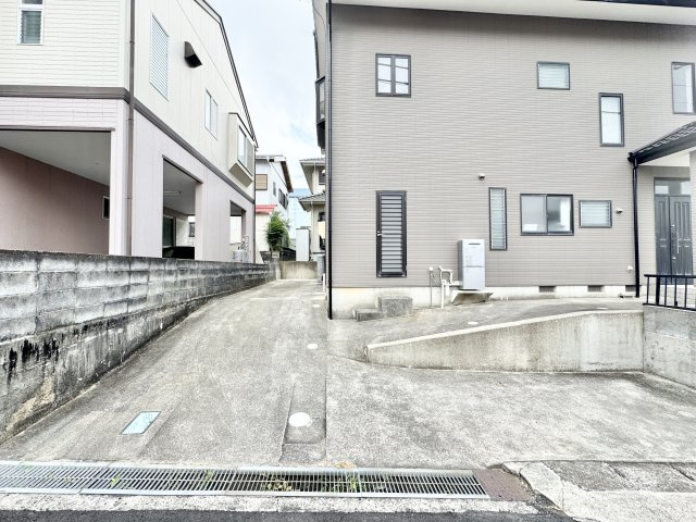 磐田市 西貝塚の駐車場|駐車スペースは、車種にもよりますが3台駐車可能となっております。