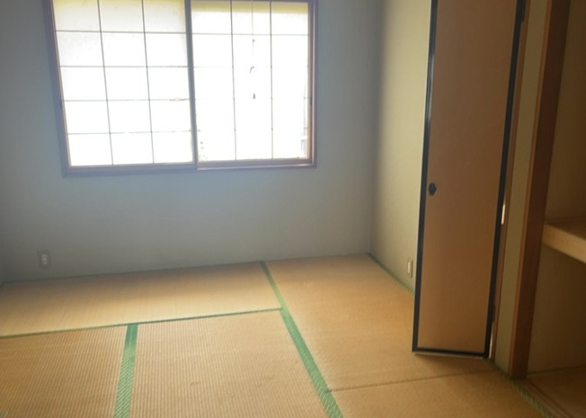 【寝室】 | 寝室でゆっくりと過ごすためにはベッド周りの適度な空間を担保することや窓の位置、照明の明るさ、寝室の広さなどを考える必要があります。自身や家族の構成とライフスタイルに併せて寝室にする部屋を選びましょう！