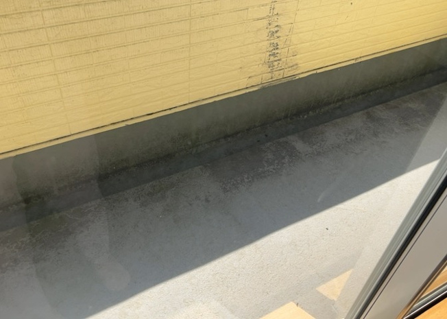 【バルコニー】 | バルコニーは、室外の専用スペースのうち、「屋根がなく開放された空間」であるものを指します。ベランダより広いタイプのものが多く、日当たりもよいため家庭菜園などを楽しみたい人にとって適した環境となります。