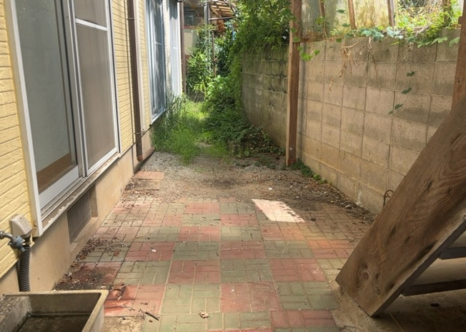 【庭】 | 庭があることでガーデニングや家庭菜園はもちろん、こどもの遊び場やペットを放して遊ぶことができます。また、家の周囲に余裕があるということです。隣地との間があれば、十分な日当たりと、風通しが確保できます。