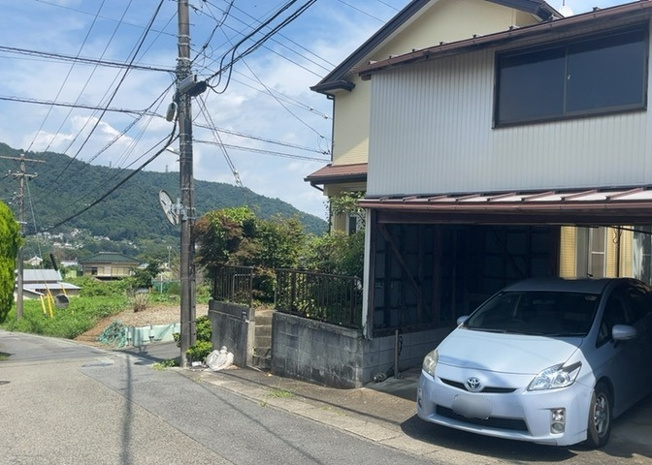 【前面道路含む現地写真】 | お持ちの車種によっては前面道路が広い方が便利でしょう。しかし、前面道路が広ければその分交通量が多くなるため、騒音などが気になる場合があります。実際に現地を見学し、周辺交通量や騒音などを確認しましょう！