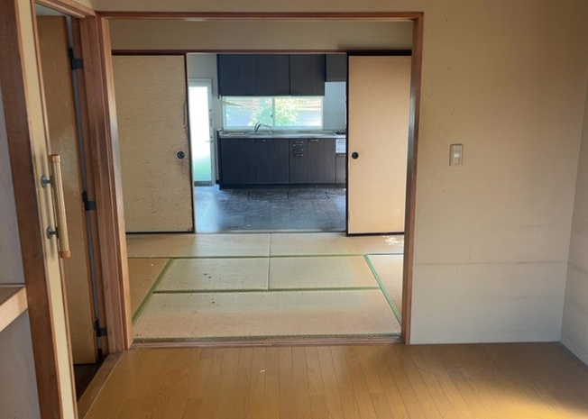 【居間・リビング】 | L型アイランドタイプは、キッチンからダイニングにもリビングにも目が行き届くので、とても使いやすい配置です。L字型独立タイプは、キッチンを独立させてるためLDKというよりもLDといった様なイメージです。