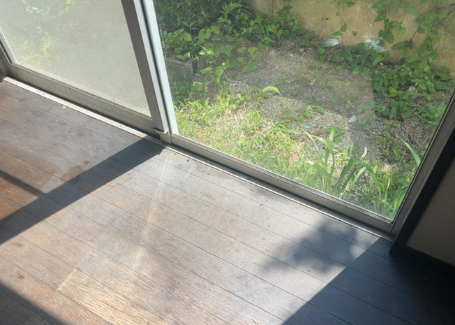 【内装】 | サッシは、ガラス窓に使用される金属製の窓枠です。一般的に住宅建築では、金属製建具工事の段階でガラス類・玄関などと同時に設置されます。種類や構造により断熱性能や遮音性能が異なるので現地でご確認ください。
