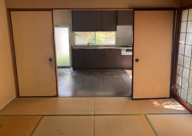 【居間・リビング】 | 直線タイプはLとDKを一直線に並べた形で対面キッチンのタイプです。一般的なのでよく見かけるかもしれません。直線タイプに似た直接アイランドタイプは、キッチンとダイニングの間に壁がない分広く感じられます。