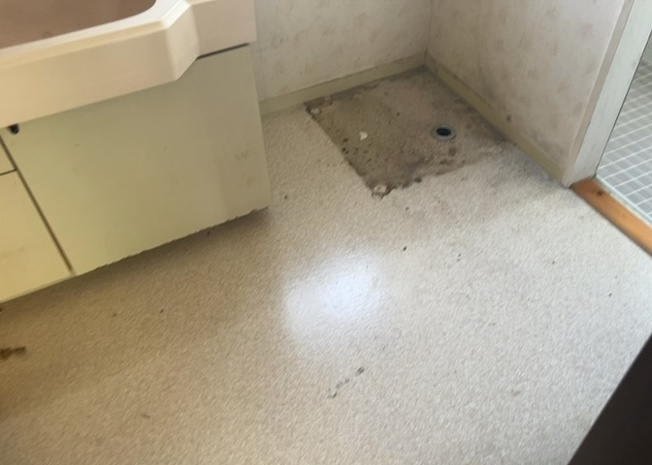 【脱衣所】 | 多くの戸建て住宅で見かける洗面脱衣所は、洗面台と洗濯機が2畳ほどのスペースに並べられていて、洗面所が脱衣所を兼ね備えている間取りが一般的です。お客様が利用することもある、パブリックな空間でもあります。
