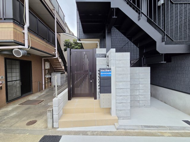調布市下石原２丁目のアパートのエントランス