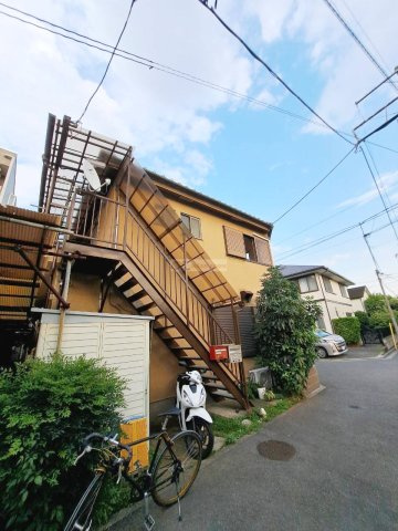 杉並区荻窪３丁目のアパートのエントランス