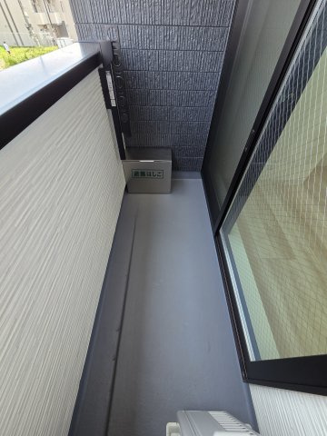 調布市下石原２丁目のアパートのバルコニー