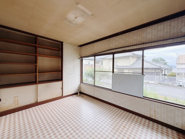 【中古戸建】桐生市広沢町5丁目の洋室|■洋室｜大きな窓をご用意しています。日中はあたたかな日差し差し込み自分時間も充実できますね＾＾