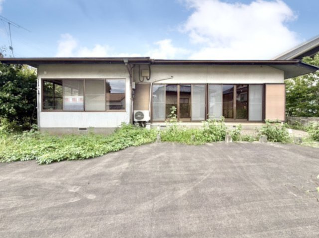 【中古戸建】桐生市広沢町5丁目の外観|■外観｜ちょっとしたガーデニングや家庭菜園を楽しめる庭スペースがあり、日々の暮らしに彩りをプラスしてくれます。