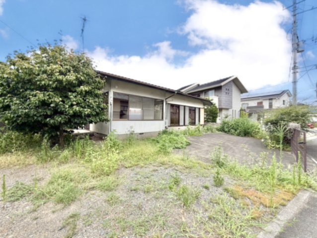 【中古戸建】桐生市広沢町5丁目の外観|■外観｜広々とした駐車スペースで楽々駐車可能！お買い物後もスムーズにお荷物を運べます♪