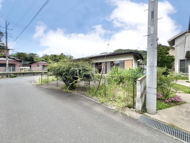 【中古戸建】桐生市広沢町5丁目の外観|■外観｜周囲の見渡しが良く、車の出入りの際も安全確認がしやすいため、小さなお子様がいるご家庭でも安心です♪