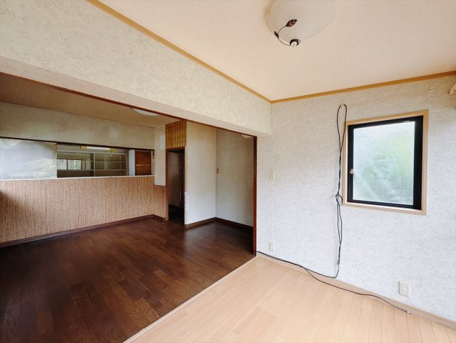 【中古戸建】桐生市広沢町5丁目の居間・リビング|■リビング｜落ち着きのある表情を見せるリビングダイニング。太陽の光がたっぷり差し込むリビングは、自然とご家族が集まる居心地の良い空間です。