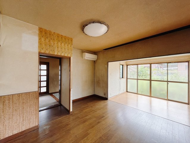 【中古戸建】桐生市広沢町5丁目の居間・リビング|■リビング｜ナチュラルな質感で魅せる、くつろぎの時間。ゆっくりとした時間が流れるリビングで、家族だんらんのひと時をお過ごしいただけます。