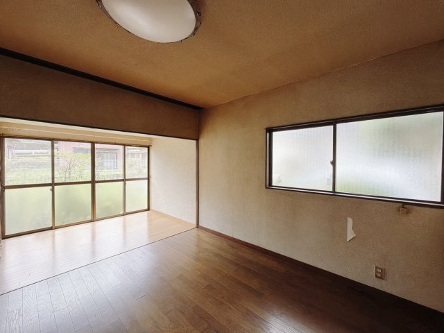 【中古戸建】桐生市広沢町5丁目の居間・リビング|■リビング｜窓から射し込む陽射しが縦横に広がり、あたたかな空間が形づくられています。ここはご家族の笑顔集まる憩いの空間です( ＾＾ )