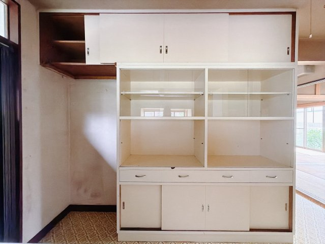 【中古戸建】桐生市広沢町5丁目のキッチン|■キッチン｜何かと散らかりがちなキッチン…備え付けのカップボードは嬉しいですね♪いつでもスッキリとお片付け上手に！！