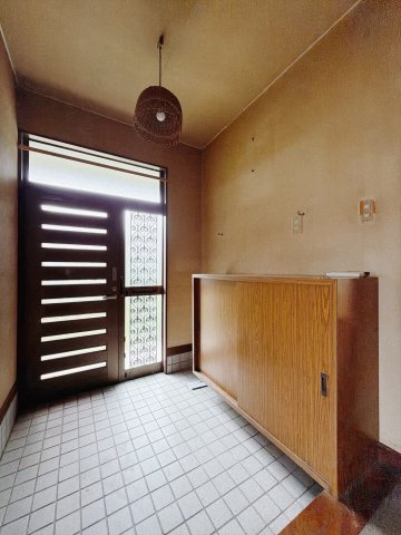 【中古戸建】桐生市広沢町5丁目の玄関|■玄関｜毎日の「いってらっしゃい」や「お帰りなさい」を大切なご家族と過ごす玄関は〈使いやすさ〉を追求しております。玄関横の物入は急な来客時でもさっとお片付けできるスペースを確保しています♪