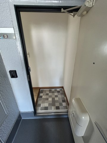 ハイネス緑の玄関