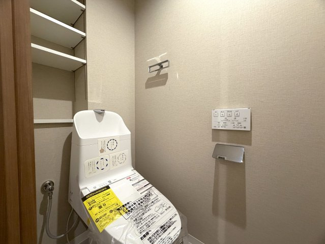 駐車場費用が安いのは助かる！！そんなファミリーマンションと相応しき外観も、この地では目立つ存在感あり！！エントランスには自販機も設置でいつでもガコンＯＫ！！な、『ザ・ピースプレイス横浜』リフォームのトイレ|コンパクトで使いやすいトイレです