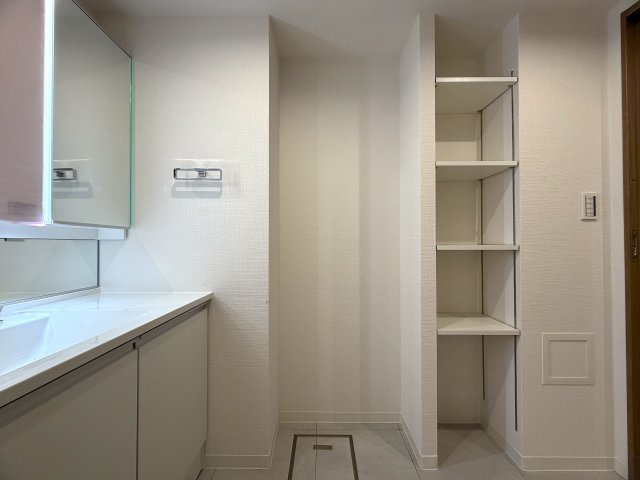 駐車場費用が安いのは助かる！！そんなファミリーマンションと相応しき外観も、この地では目立つ存在感あり！！エントランスには自販機も設置でいつでもガコンＯＫ！！な、『ザ・ピースプレイス横浜』リフォームの脱衣所
