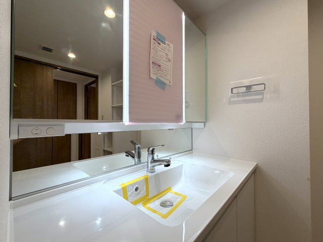 駐車場費用が安いのは助かる！！そんなファミリーマンションと相応しき外観も、この地では目立つ存在感あり！！エントランスには自販機も設置でいつでもガコンＯＫ！！な、『ザ・ピースプレイス横浜』リフォームの独立洗面台|独立洗面台で身支度をすべて済ませてしまいましょう